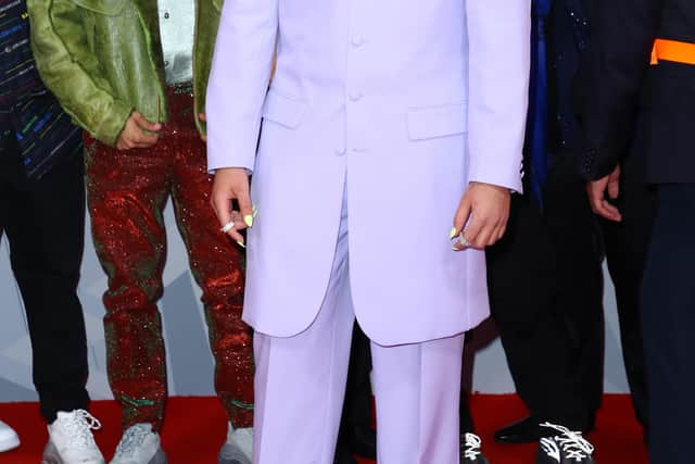 2019: Billboard Latin Music Awards pastel tailoring
