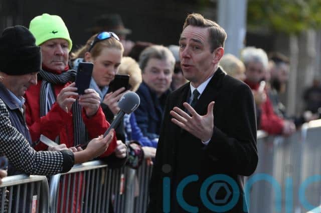 After encouraging listeners to contact the show with messages, Callan added: “We have a show for you and the ordinary decent staff of the programme have been working away as they always do very, very early in the morning.
