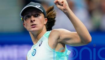 Iga Swiatek battles past Aryna Sabalenka to set up US Open final with Ons Jabeur