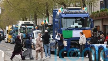 Blockades need to end, says minister as gardai arrive at Cork oil refinery