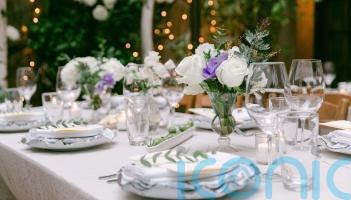 A beginner&rsquo;s guide to tablescaping with flowers