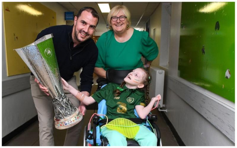 Irish coach John O'Shea brings UEFA Europa League trophy to CHI at Crumlin