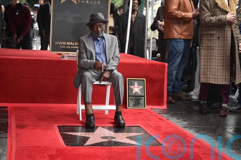 Jennifer Coolidge says 2 Broke Girls co-star Garrett Morris taught her gratitude