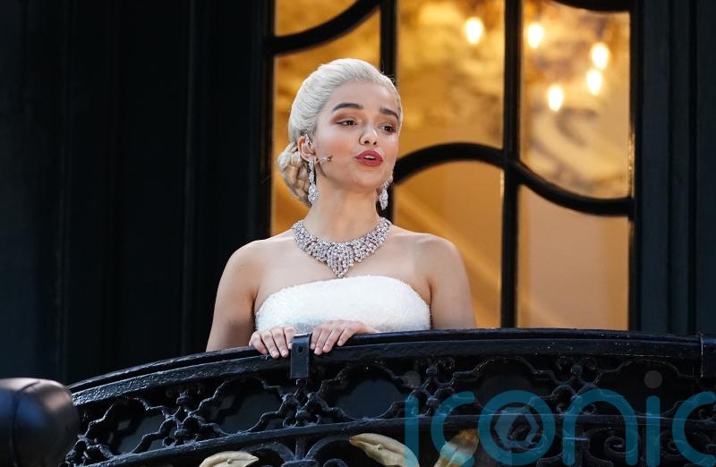 West End passersby see Rachel Zegler sing Don&rsquo;t Cry For Me Argentina on balcony